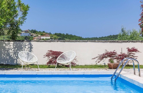 Momjan Casa | Estupenda casa de vacaciones privada con piscina privada, WIFI, A/C, TV, patio y aparcamiento