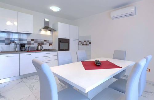Rezanci Casa | Maravillosa casa de vacaciones privada con WIFI, A/C, piscina privada, TV, terraza y aparcamiento