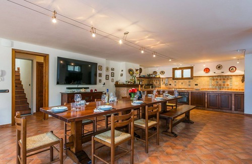 Cecina Casa | Casa de vacaciones privada con bañera de hidromasaje, WIFI, piscina privada, A/C, TV, patio