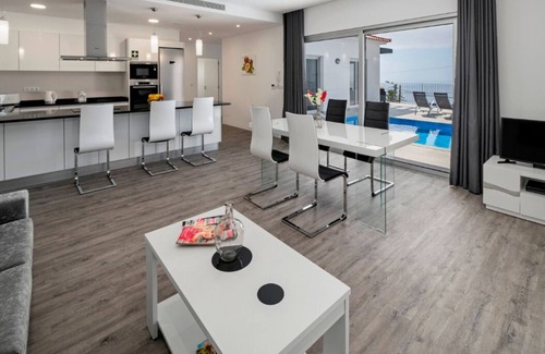 Estreito da Calheta Villa | Beautiful Modern Villa in Calheta – CalhetaScape