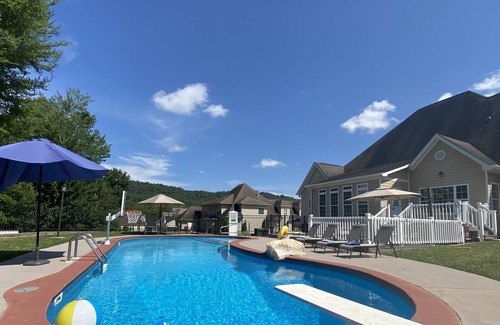 Ooltewah Casa | BEAUTIFUL quiet neighborhood poolside home suite.