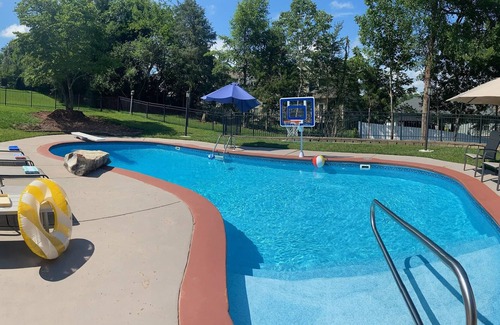 Ooltewah Casa | BEAUTIFUL quiet neighborhood poolside home suite.