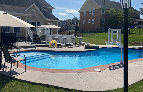 Ooltewah Casa | BEAUTIFUL quiet neighborhood poolside home suite.