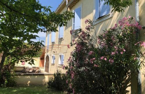 Aubignan Villa | Beautiful Quiet Provençal Farmhouse with Pool