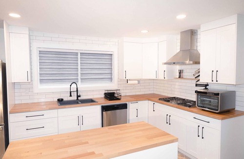 Merritt Casa | Beautiful quiet space located in the heart of Merritt suburbs.