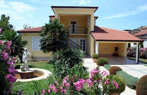 Kukci Apartamento | Hermosa casa de vacaciones tranquila con tres apartamentos y piscina