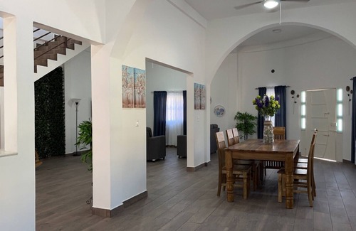 Metapan Casa | Beautiful, recently built, contemporary brick style home.