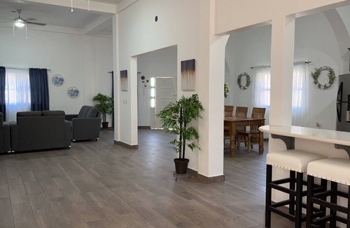 Metapan Casa | Beautiful, recently built, contemporary brick style home.