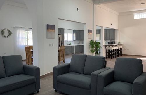 Metapan Casa | Beautiful, recently built, contemporary brick style home.