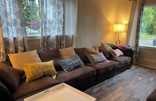 University Place Casa | Beautiful, relaxing 3-bedroom house with a private large yard