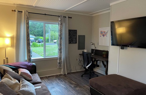 University Place Casa | Beautiful, relaxing 3-bedroom house with a private large yard