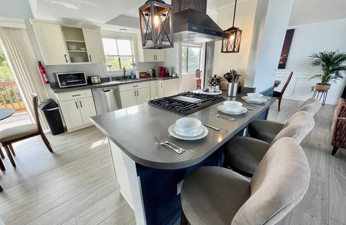 Brighton Casa | Beautiful relaxing home 4BR/3BA -AC-near Light Rail