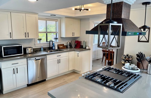 Brighton Casa | Beautiful relaxing home 4BR/3BA -AC-near Light Rail