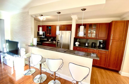 North Bay Village Apartamento | Beautiful remodeled waterfront apartment with pool & free parking. 5min to beach