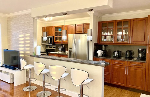 North Bay Village Apartamento | Beautiful remodeled waterfront apartment with pool & free parking. 5min to beach