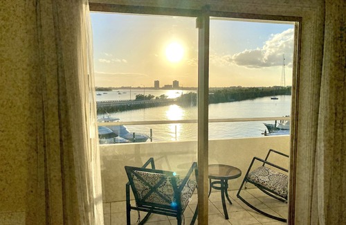 North Bay Village Apartamento | Beautiful remodeled waterfront apartment with pool & free parking. 5min to beach