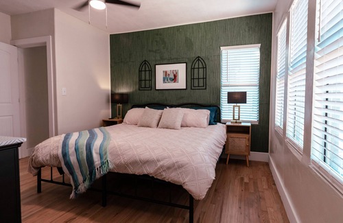 Lincoln Terrace Condominio | Beautiful remodeled historical home in safe neighborhood downtown.