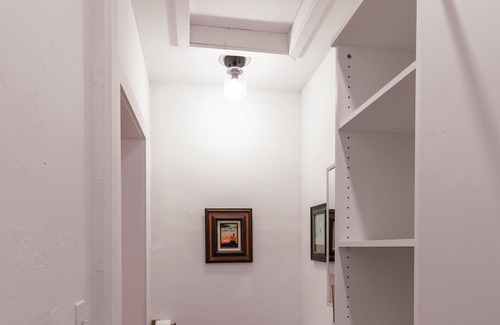Lincoln Terrace Condominio | Beautiful remodeled historical home in safe neighborhood downtown.