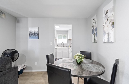 South Westside Apartamento | Beautiful remodeled 2 bedroom, walking distance from Downtown with AC