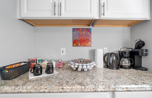 South Westside Apartamento | Beautiful remodeled 2 bedroom, walking distance from Downtown with AC