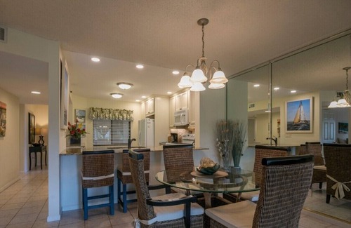 Naples Condominio | BEAUTIFUL REMODELED / GOLF COURSE VIEWS / DEAUVILLE LAKE CLUB / 3 BEDS / 2 BATH