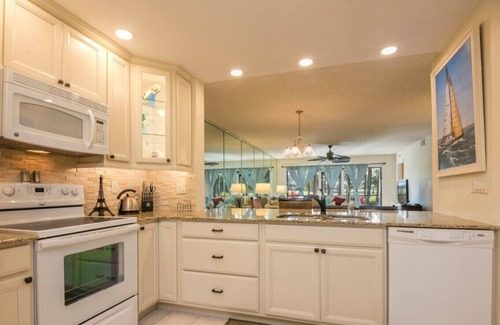 Naples Condominio | BEAUTIFUL REMODELED / GOLF COURSE VIEWS / DEAUVILLE LAKE CLUB / 3 BEDS / 2 BATH