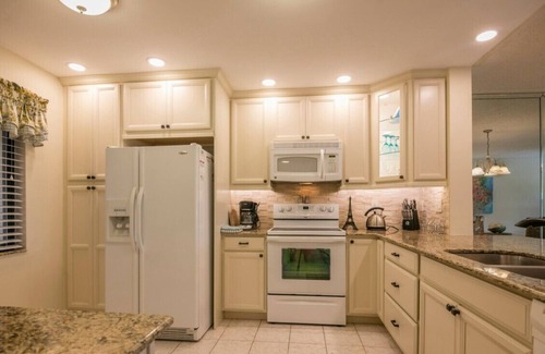 Naples Condominio | BEAUTIFUL REMODELED / GOLF COURSE VIEWS / DEAUVILLE LAKE CLUB / 3 BEDS / 2 BATH