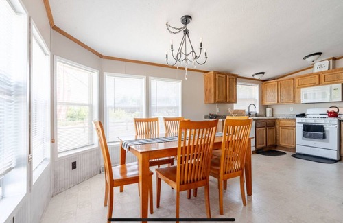 Lazear Casa | Beautiful Remote House in Olathe apart of Wedding Venue Location