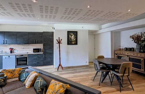 Vesoul Cabaña | Bello apartamento renovado con WiFi y estacionamiento seguro en Vesoul