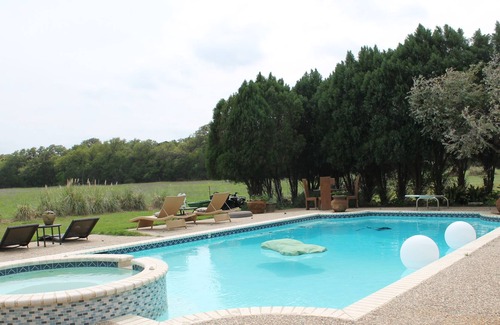 Boerne Cabaña | Hermosa cabaña renovada con piscina compartida y bañera de hidromasaje y wifi gratis