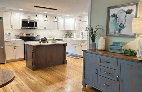 Lodi Otro | Beautiful renovated Farmhouse on Seneca Lake. Finger Lake Wine Trail.