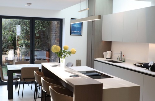 Holland Park Casa | Beautiful Renovated House With Garden in Highly Sought After Area