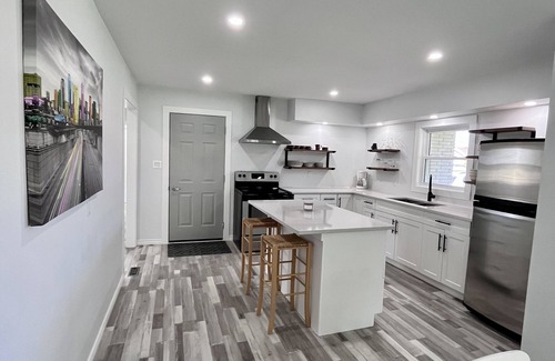 Zurich Casa | Beautiful renovated house 4 min drive to beach!! Open tonight to Friday