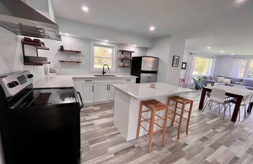 Zurich Casa | Beautiful renovated house 4 min drive to beach!! Open tonight to Friday