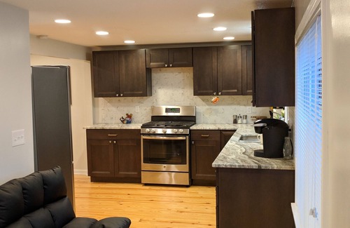 Raytown Casa | Hermoso rancho renovado en 1 acre, a 2 millas de los estadios.
