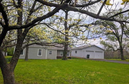Raytown Casa | Hermoso rancho renovado en 1 acre, a 2 millas de los estadios.