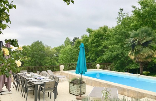 Auriac-du-Perigord Casa | Auténtica casa decorada con esmero, vista impresionante, piscina climatizada