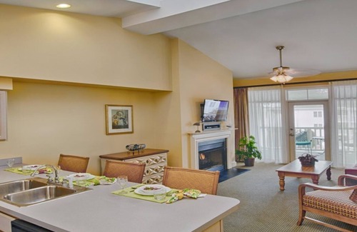 Northeast Virginia Beach Complejo | Beautiful Resort Suite with Free Parking, WiFi, Fireplace, Pools & Beach Access