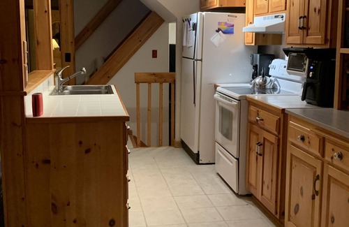 Tolland Casa | Beautiful retreat in a lake community to the enjoy the summer season.