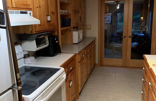 Tolland Casa | Beautiful retreat in a lake community to the enjoy the summer season.