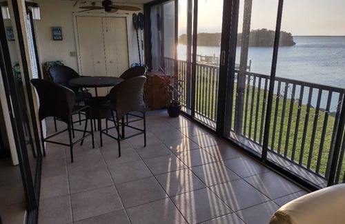 Cocoa Isles Condominio | Beautiful River 2 bedroom Condo plus garage.