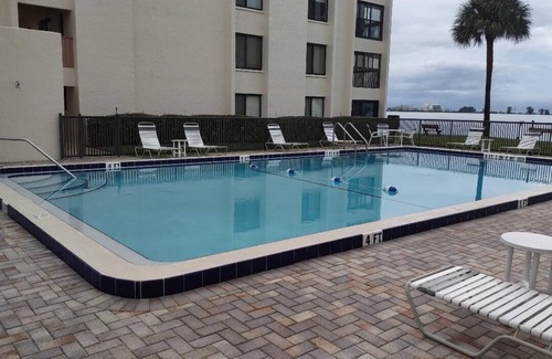 Cocoa Isles Condominio | Beautiful River 2 bedroom Condo plus garage.