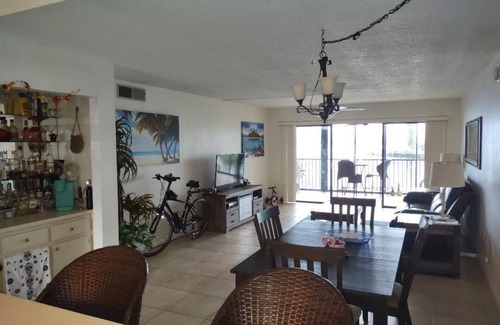 Cocoa Isles Condominio | Beautiful River 2 bedroom Condo plus garage.