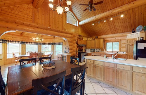 San Juan River Village Cabina | Beautiful Riverfront Log Cabin with Mountain Views, Firepit, and Gas Grill
