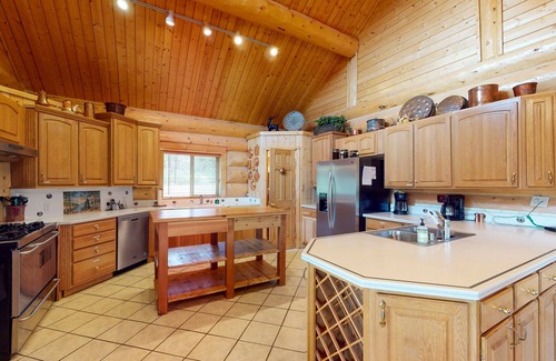 San Juan River Village Cabina | Beautiful Riverfront Log Cabin with Mountain Views, Firepit, and Gas Grill