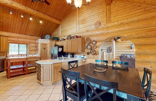 San Juan River Village Cabina | Beautiful Riverfront Log Cabin with Mountain Views, Firepit, and Gas Grill