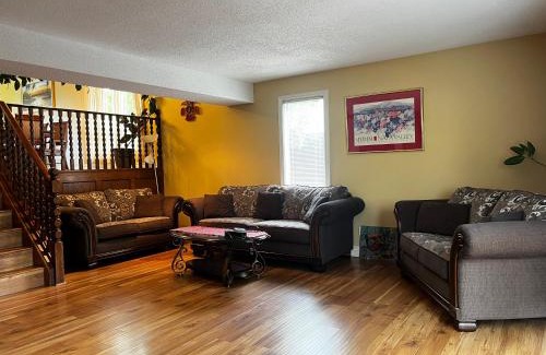 Northwest Calgary Casa | Beautiful room close Airport!