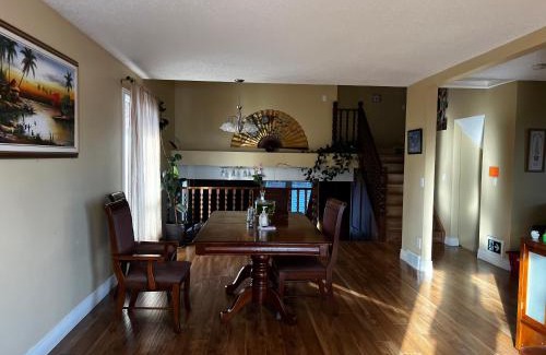 Northwest Calgary Casa | Beautiful room close Airport!