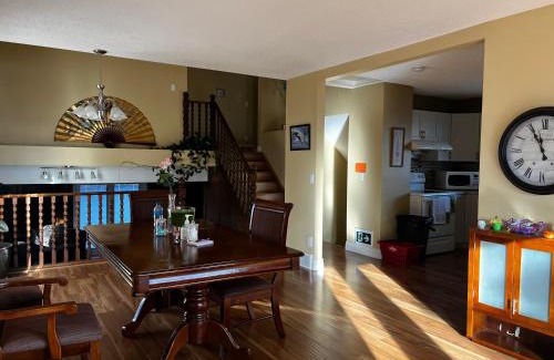 Northwest Calgary Casa | Beautiful room close Airport!