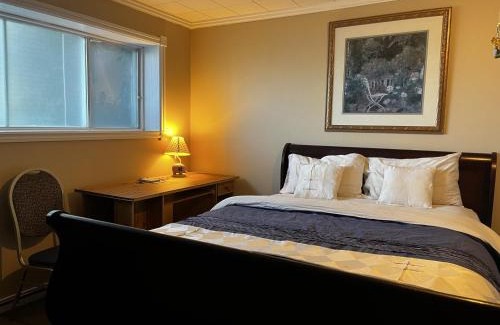 Northwest Calgary Casa | Beautiful room close Airport!